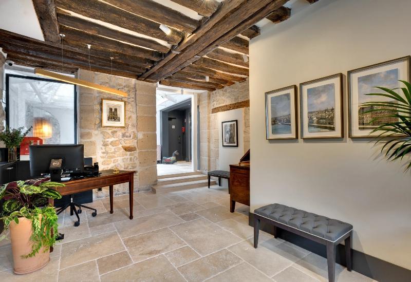 Chambre d’un hôtel de Paris Notre Dame avec vue sur la cathédrale